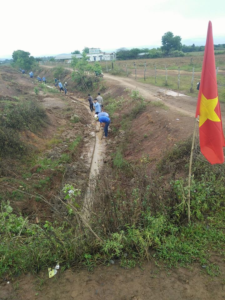 Đoàn viên thanh niên huyện Ea Súp ra quân nạo vét kênh mương nội đồng